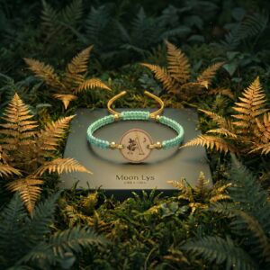 Bracelet À la lettre — charm rond tilleul gravé laser initiale, macramé vert d'eau et fils dorés, Moon Lys Création x DH Créative Design
