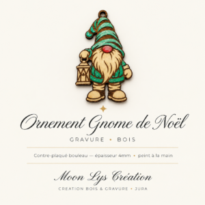Ornement gnome de Noël en contreplaqué de bouleau peint à la main, avec bonnet vert et lanterne